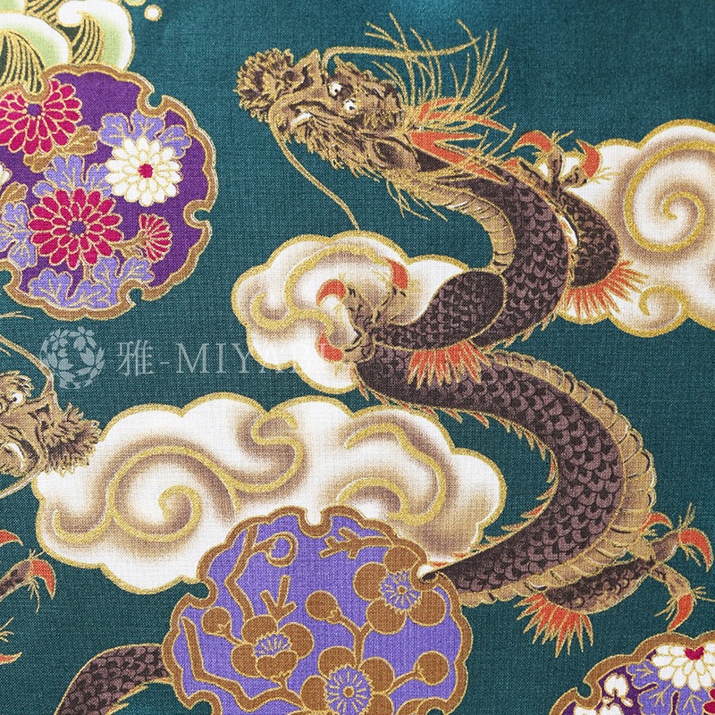 龍が天に昇り雲をおこしている様がみてとれるデザインの和柄生地