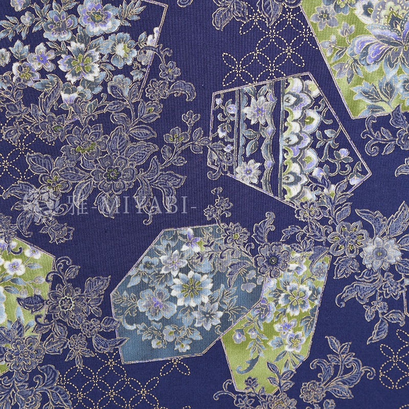繊細な花々を優しく描いている和柄生地